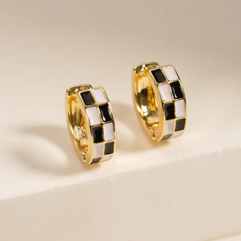 قطعتان من أقراط Huggie ذات الشطرنج الرجعية الراقية للسيدات بتصميم متخصص فريد من نوعه وعصري ومتعدد الاستخدامات