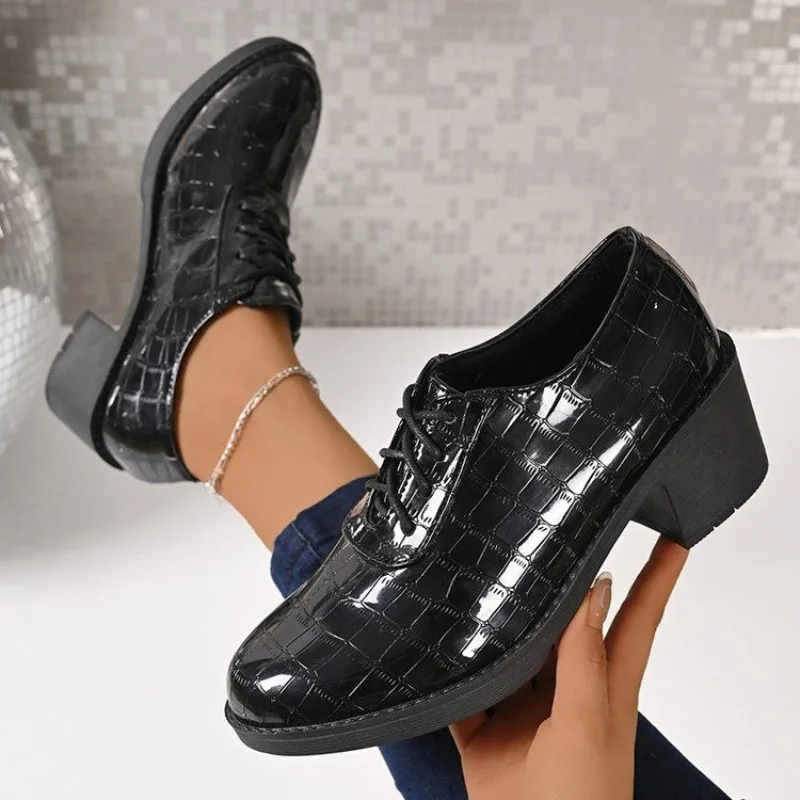 الدانتيل متابعة المتسكعون للنساء 2025 ربيع جديد النمط البريطاني فستان عالية الكعب المرأة مضخة براءات الاختراع والجلود الرقص حذا فردي للسيدات