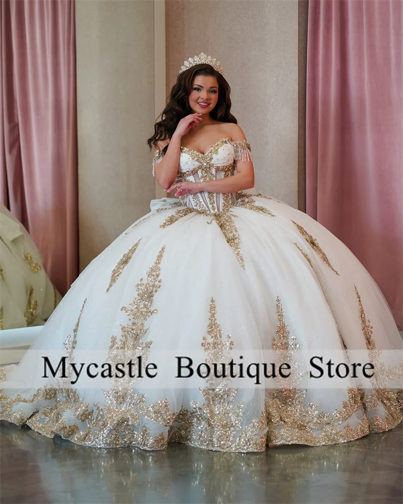 

Белое тюлевое платье Quinceanera с открытыми плечами, бальное платье Sweet 16, платье с золотой аппликацией, кружевное платье с бусинами, платье для дня рождения по индивидуальному заказу