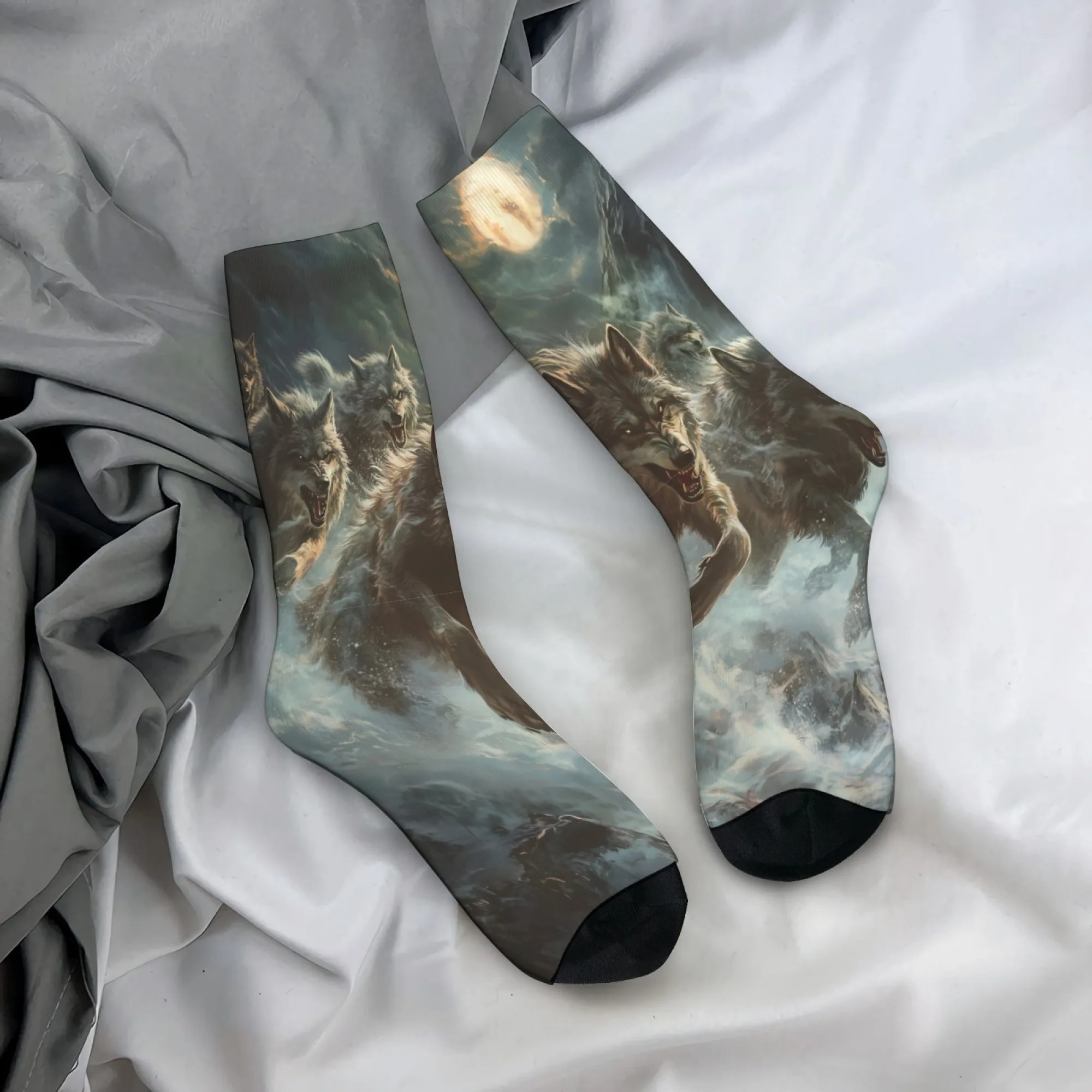 

Мужские носки с принтом волчьей стаи под луной – удобные, дышащие, нескользящие, отличный повседневный подарок.