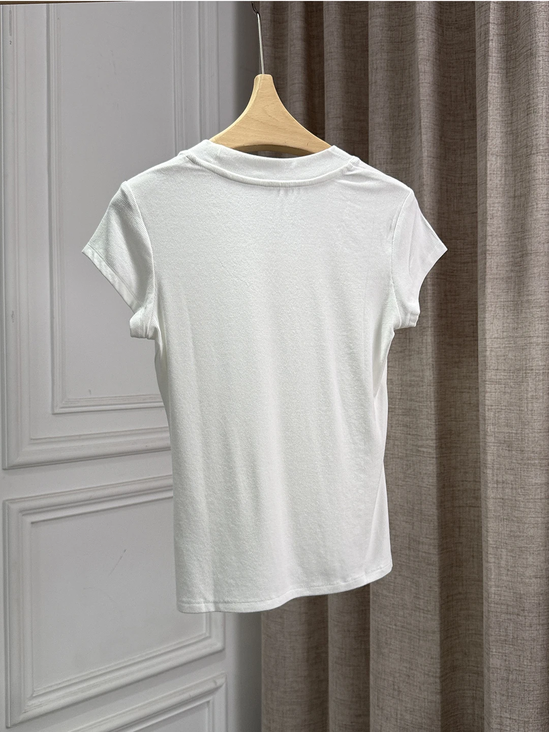 Slim Fit U-Neck Color T-Shirt - огляд і ціна Street Fashion Milan