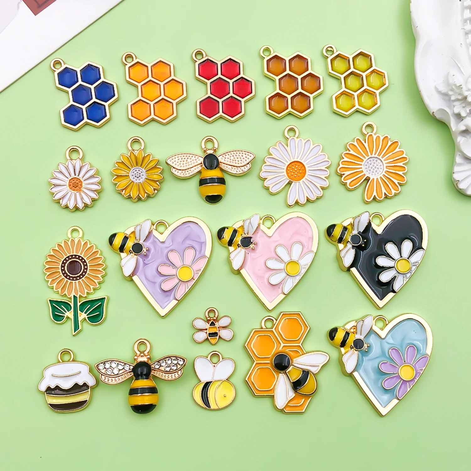 5/20 piezas de abeja esmaltada, flor, miel, dijes de panal, colgantes de insectos de aleación para pulseras DIY, collares, accesorios para hacer joyas