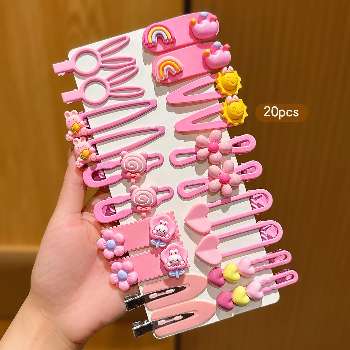 かわいらしいヘアクリップが付いた、ピンク色の20個入りのヘアクリップセット。普段使いにぴったりの、甘くておしゃれなヘアアクセサリーです。 1