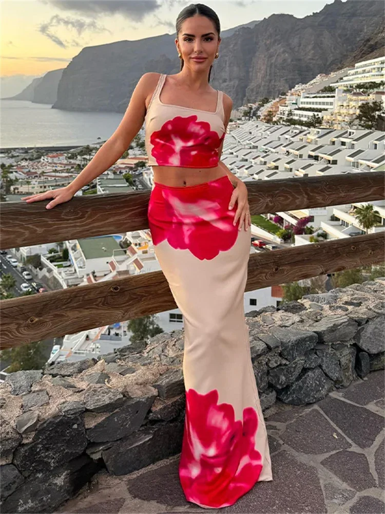 

Летний комплект из двух предметов: укороченный топ с квадратным вырезом и принтом и длинная юбка макси в стиле пэчворк с цветочным узором, женский, приталенный крой.