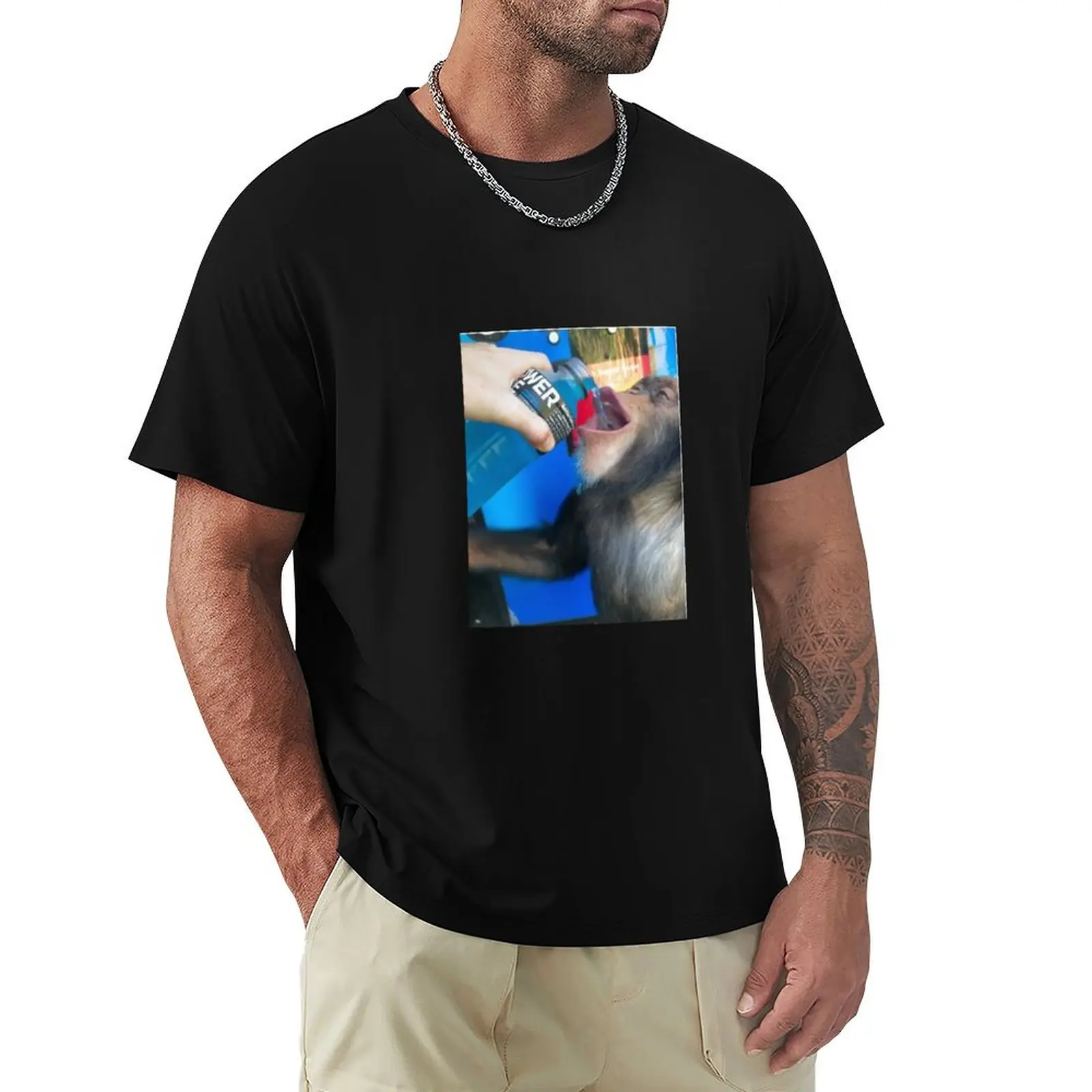 Camiseta com estampa de chimpanzé bebendo Powerade, estilo streetwear.