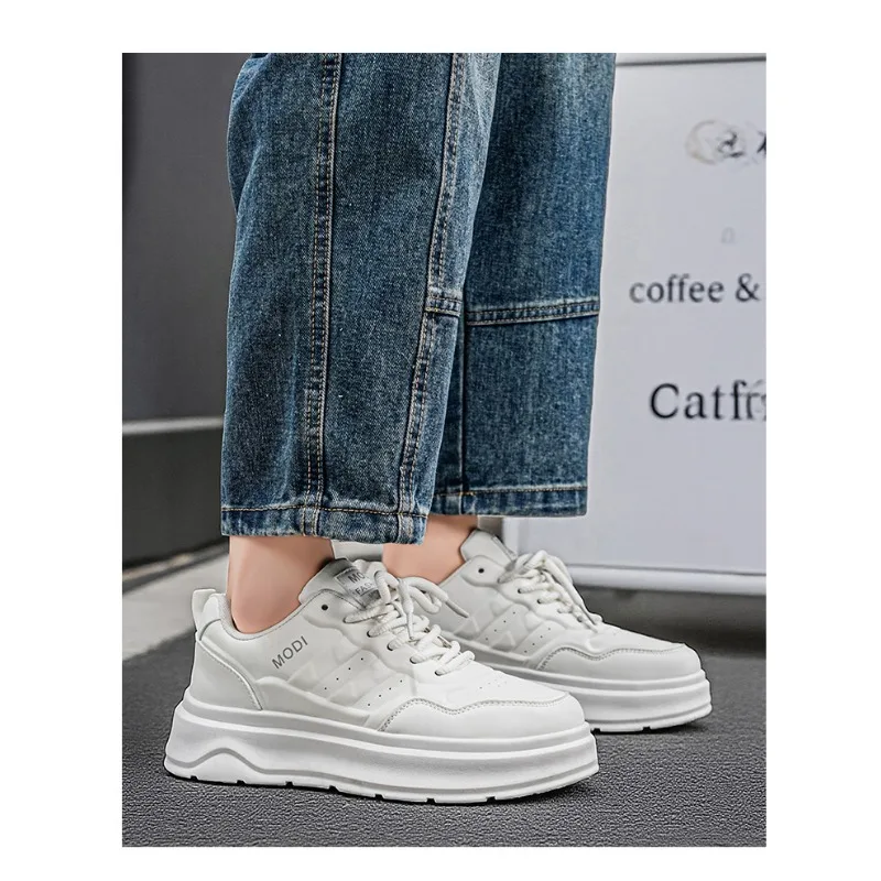 Tênis Plataforma Masculino Casual Branco de Couro Premium Verão 2026 com Aumento de Altura Estilo Urbano Diário Moderno