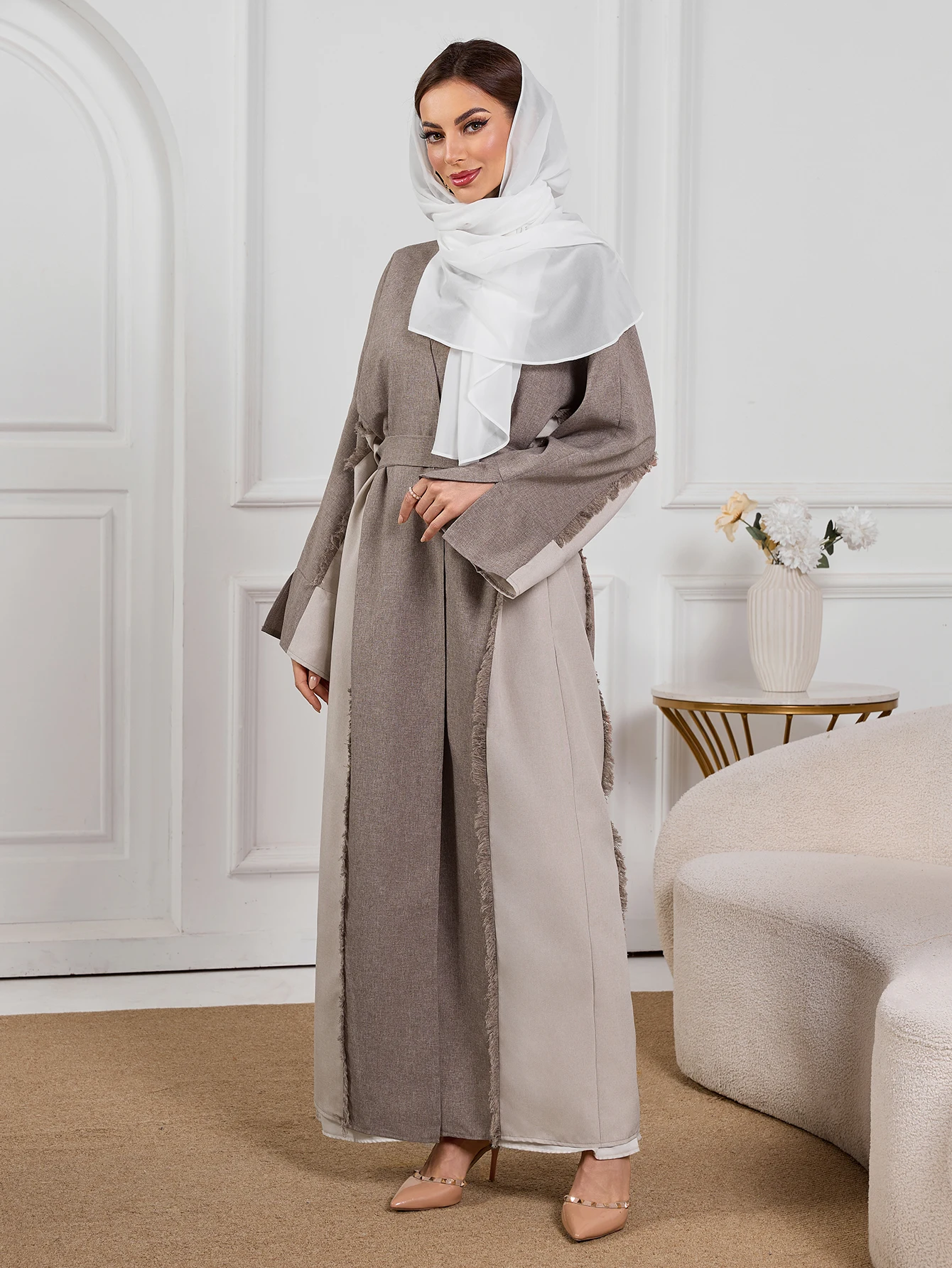 

Two Tone Brown Arabian Abaya Ideal for Middle Eastern Formal Occasions and Cultural Gatherings Showcasing Elegant Patchwork New