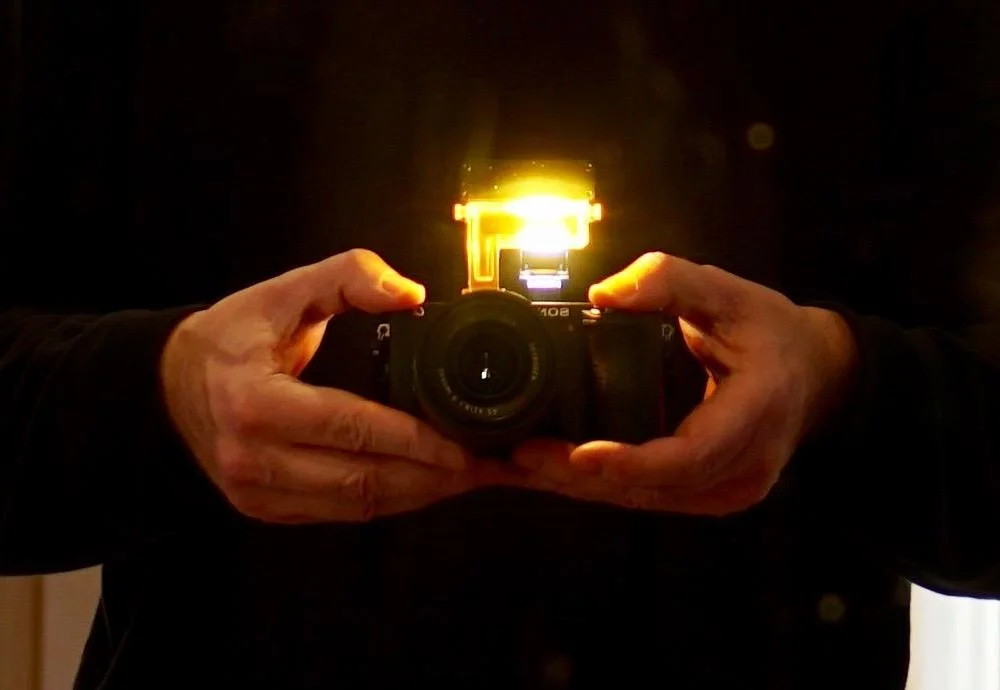 Mcoplus 4-farbige 4-in-1-Kamera-Blitz-Diffusor-Abdeckung für SONY A6500 A6400 A6300 A6100 A6000 NEX6 NEX7 DSLR-Blitz-Bounce-Diffusor