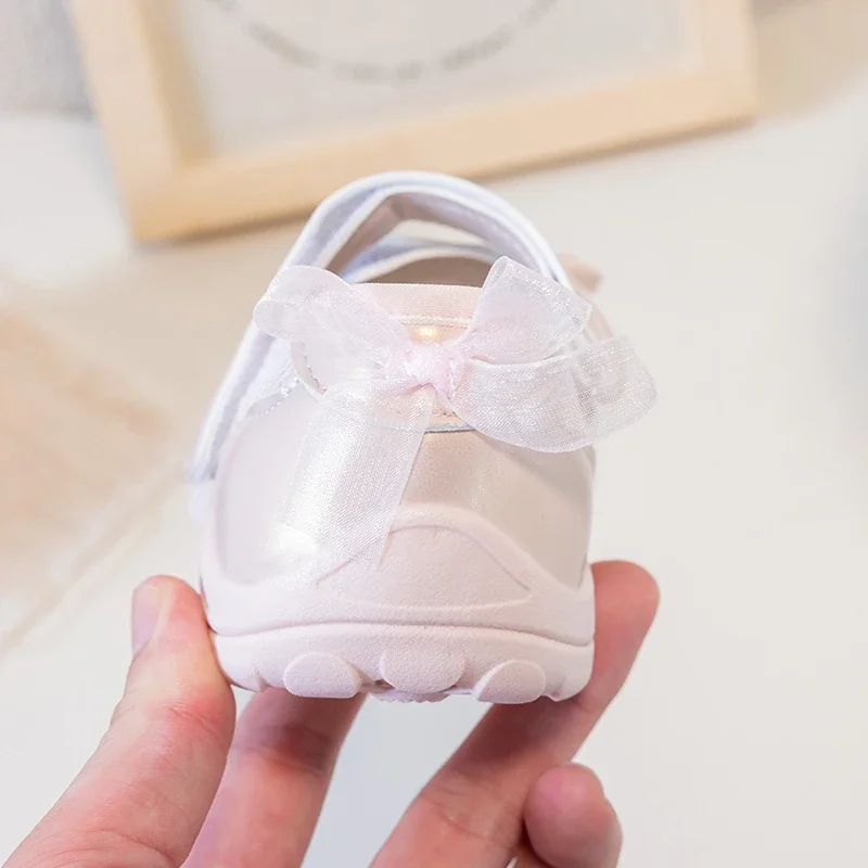 Mary Jane Sneaker für Mädchen, atmungsaktive Schuhe mit Schleifendekor aus Mesh, lässige Freizeitschuhe mit doppelten Klettverschlüssen für Frühling und Sommer. – Detail 5