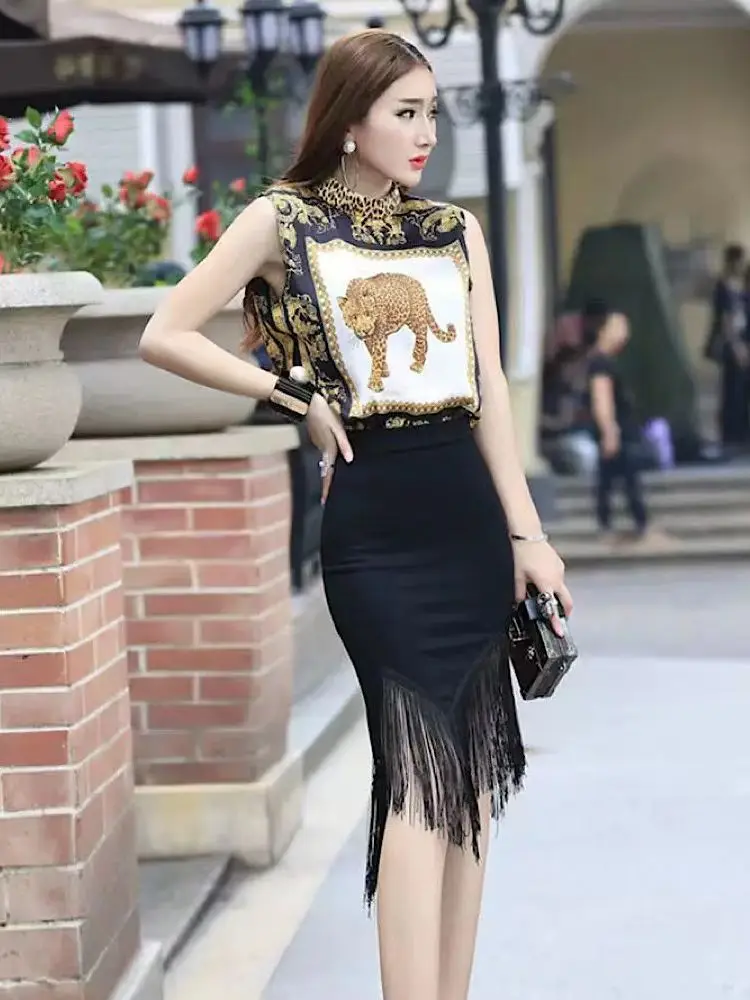 Mezza gonna leggera e matura con giunture a vento e nappe, a vita alta, irregolare, sottile, sexy, con pacchetto sui fianchi, gonna nera