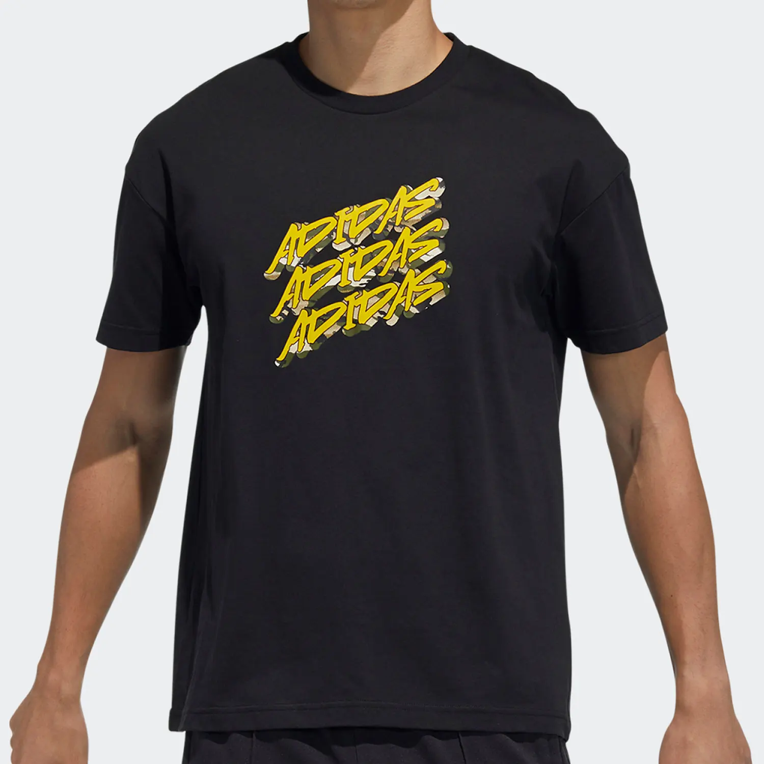 

Оригинальная мужская футболка свободного кроя Adidas с принтом граффити и логотипом GP0840