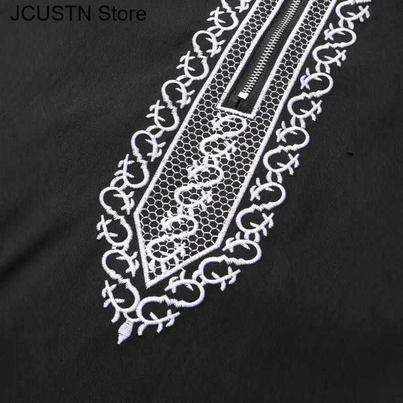 فستان رجالي مسلم 2025 نمط عرقي مطرز بأكمام طويلة وياقة واقفة قفطان ملابس إسلامية للرجال رداء بقلنسوة أنيق فاخر