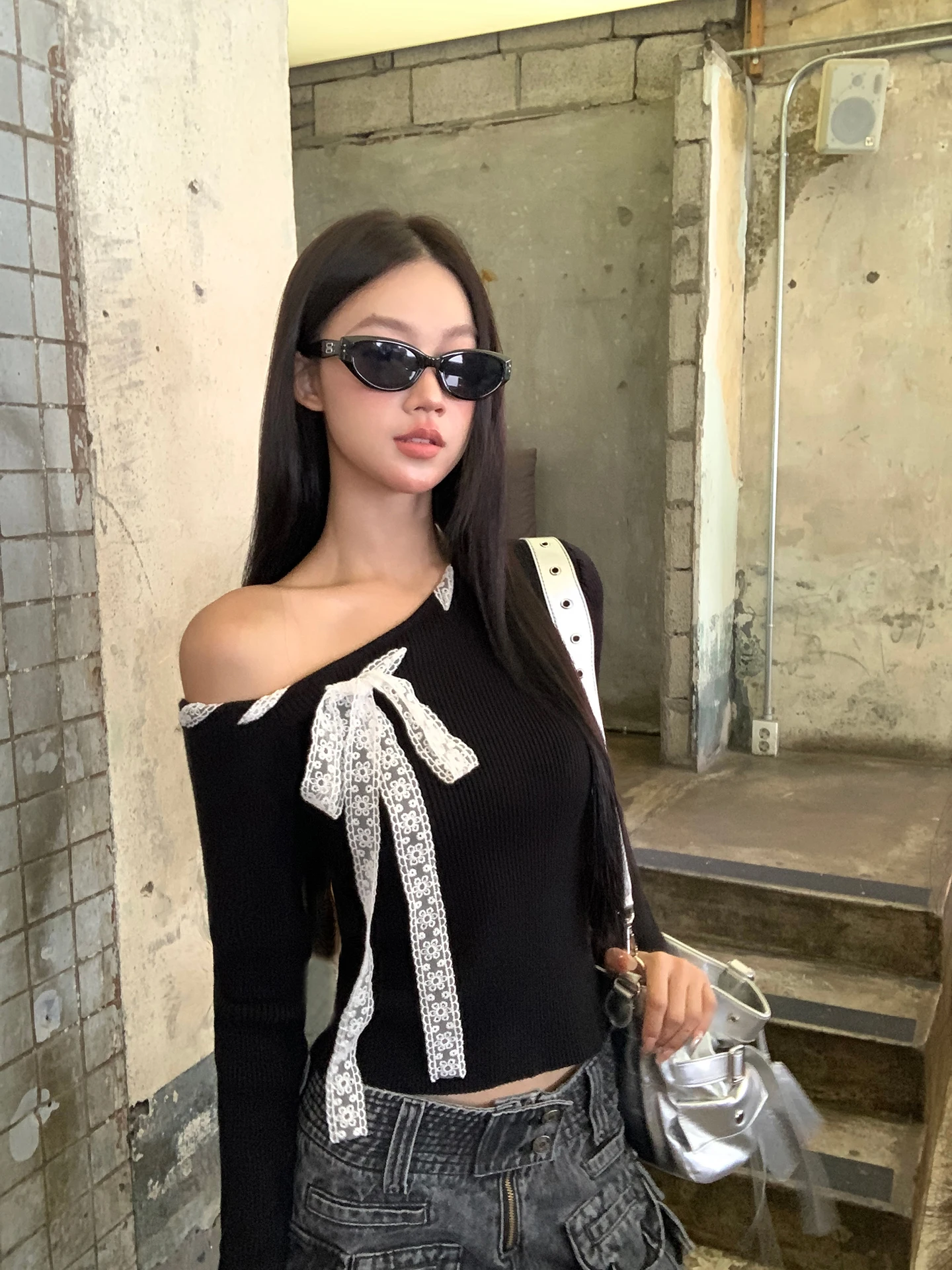 سترة قصيرة سوداء للنساء بأسلوب كسول وعصري، ذات إحساس راقي، تكشف الكتفين، محبوكة للارتداء الداخلي، مناسبة للعمل، تصميم مستقيم