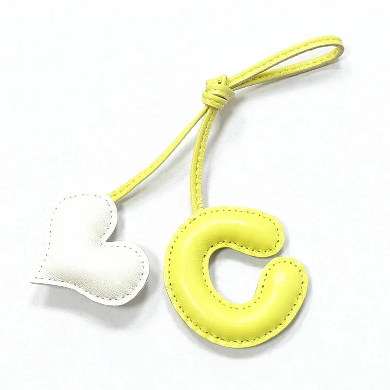 Llavero con colgante de piel de oveja auténtica para coche, accesorio con letras en inglés C y corazón, alfabeto, bolso, novedad