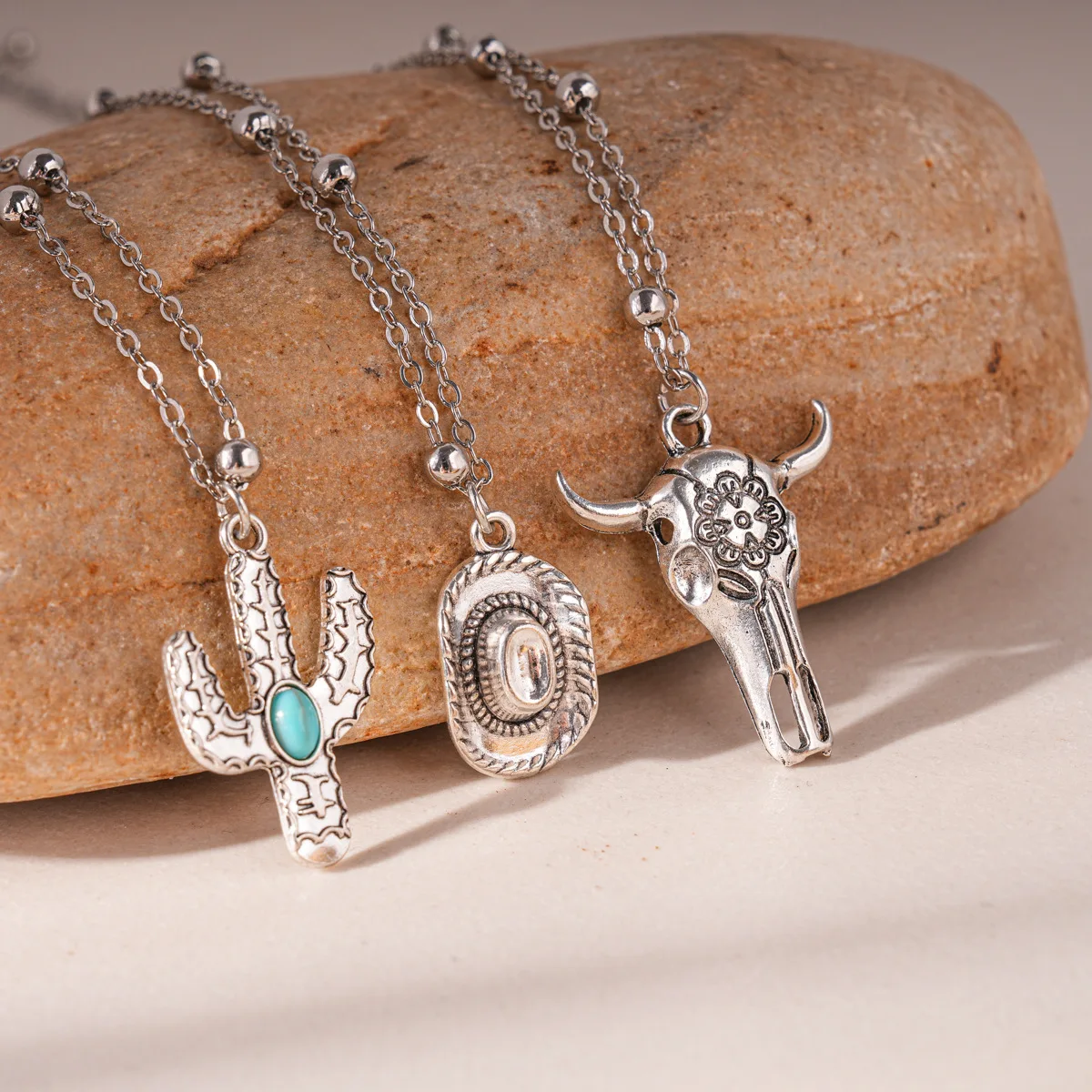 Bull head hat, cactus pendant, necklace, light luxury sweater chain, cold wind niche necklace.