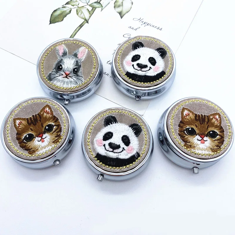 Embroid Vintage Animals Pill Boxes Holder Metal Round 3 Grids Medicine Case Small Portable Container Splitters MR002