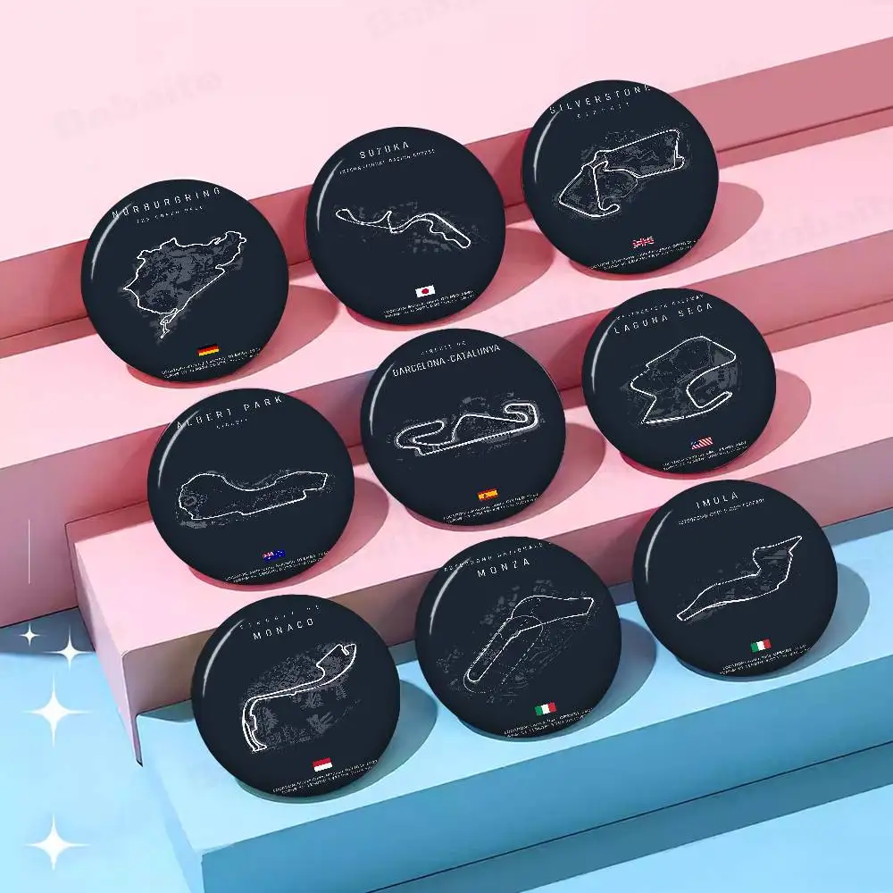 Modern World Racing Circuits Anstecknadel mit weichem Knopf, hell bedruckt, Symbol, Geschenk für Freunde, Abzeichen, Kragen, Brosche, Anstecknadel aus Metall