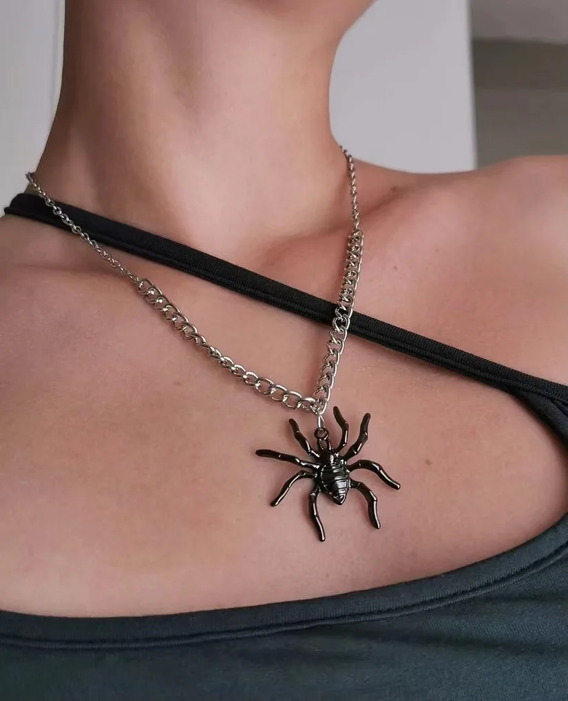 Europe and America Drip Oil Spider Necklace UNISEX Gothic Punk Halloween Fashion Eye-catching Necklace