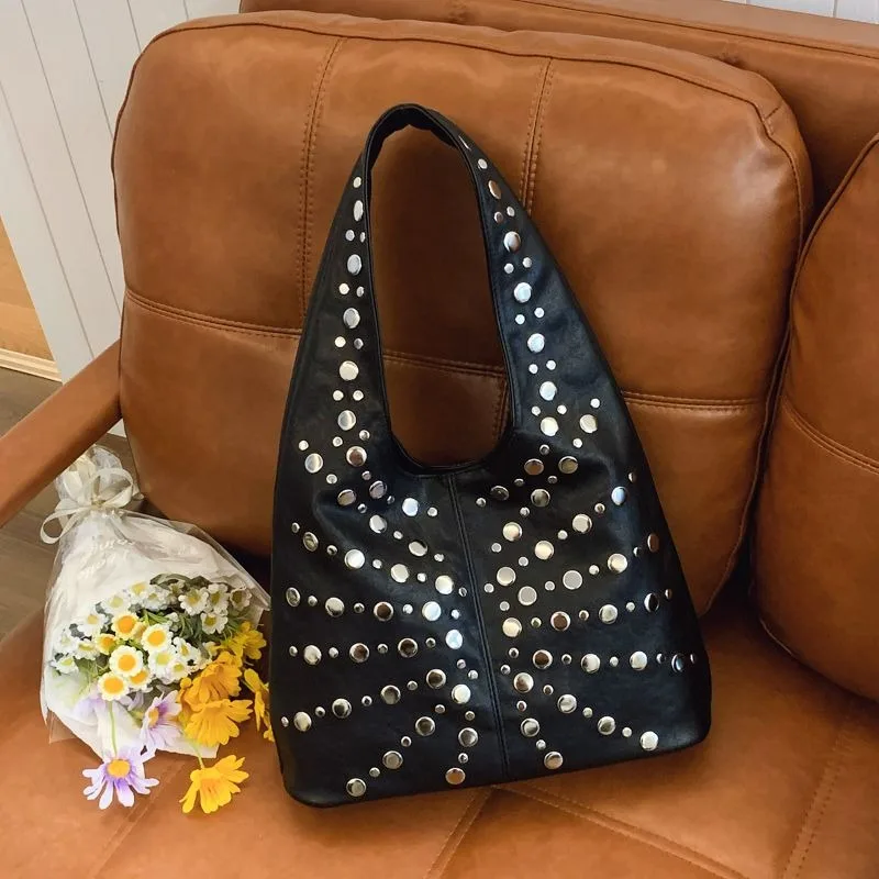

Большая сумка, новая повседневная индивидуальная европейская и американская модная женская сумка с заклепками, сумка на плечо подмышками, модная крутая нишевая сумка в горошек
