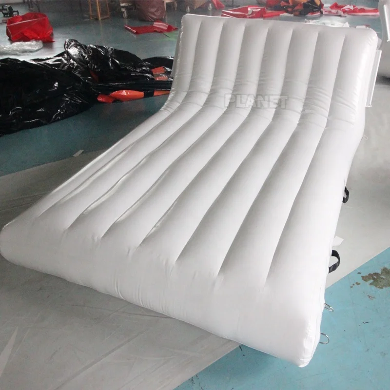 Nuevo diseño barato barco yate inflable isla flotante plataforma cama grande inflable Loue sofá de agua silla
