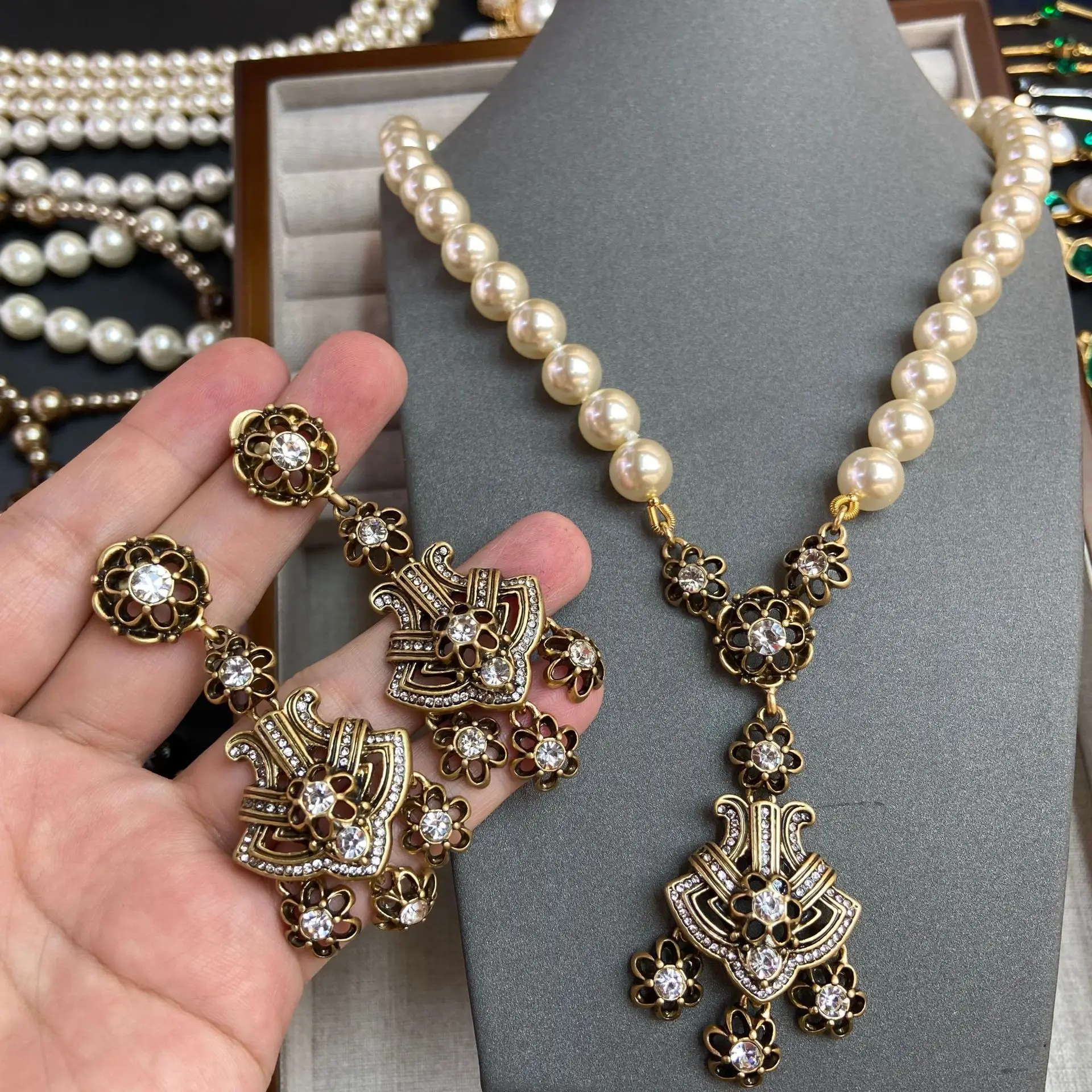 

Винтажный женский комплект ожерелья и сережек с цирконием и цветком и жемчугом, комплект украшений с блестящими стразами для женщин и девочек, подарок на свадьбу