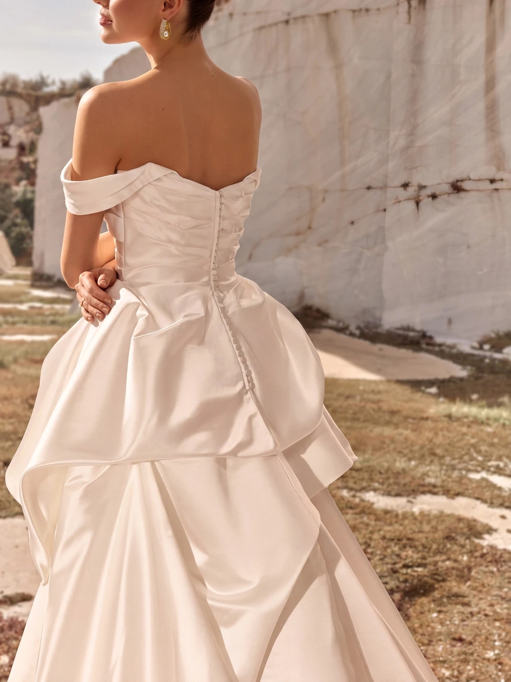 Off-the-shoulder Ball Gown Wedding Dress Customized Graceful Fitted Waist Bridal Gown Satin Tiered Long Train Bride Wear
