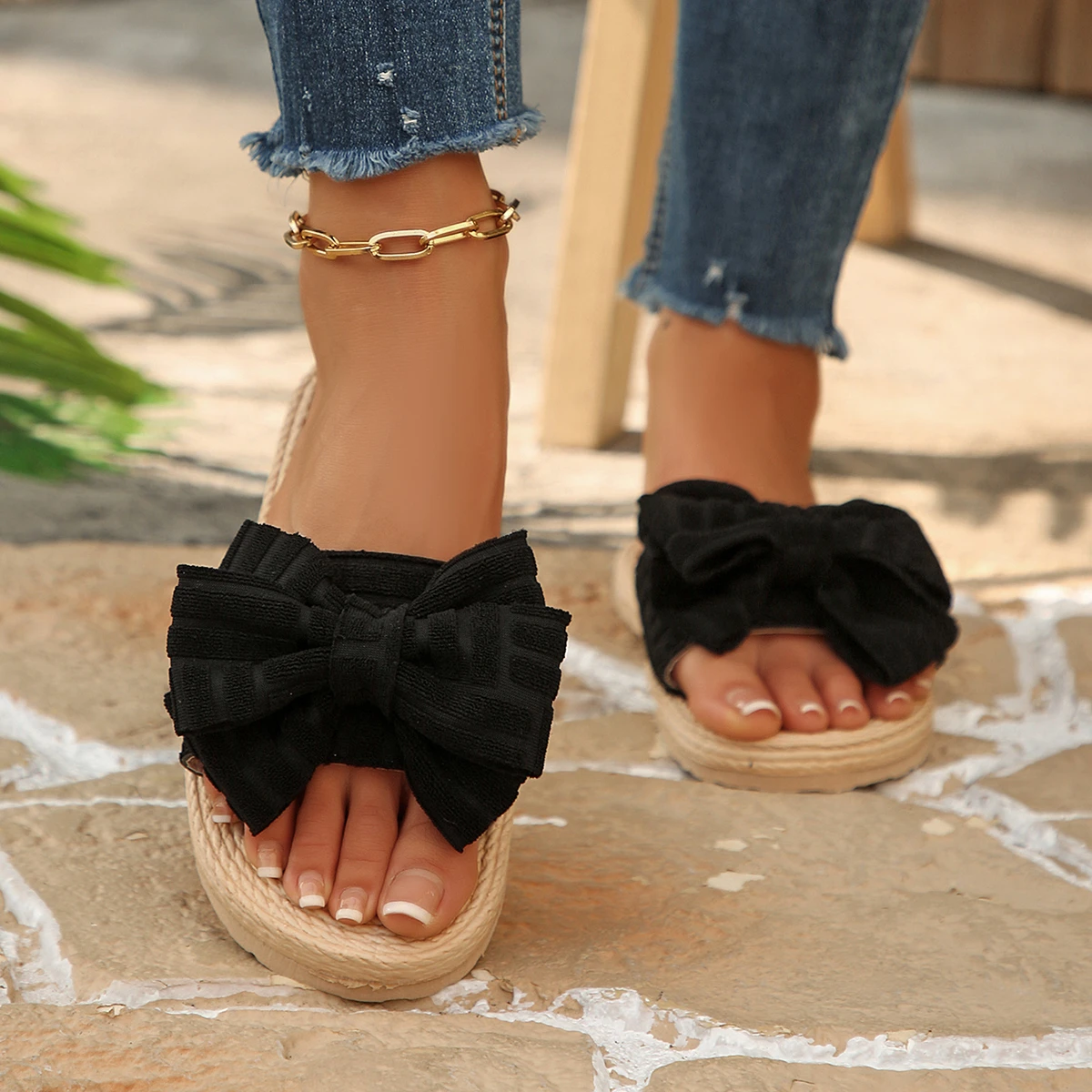 Women's Solid Color Skin-friendly Soft and Comfortable Flat Slippers 2026 Summer New Fashion Bow Decorative Open Toe Flip-flops.