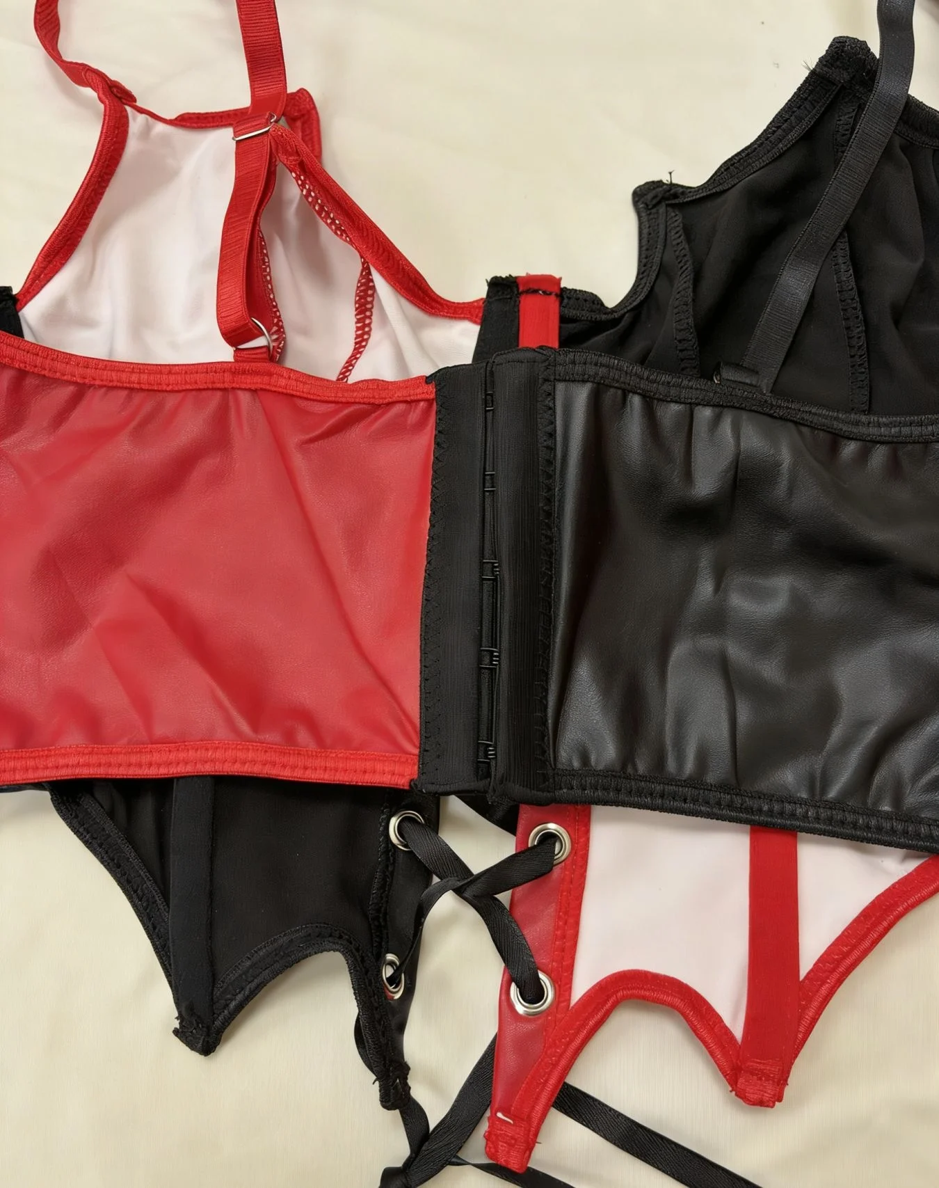 Gothic-Punk-Korsett-Top aus Kunstleder, Crop-Top mit Spaghettiträgern in Rot-Schwarz-Farbblock-Optik, Y2K-Alt-Ästhetik, sexy Streetwear – Detail 7