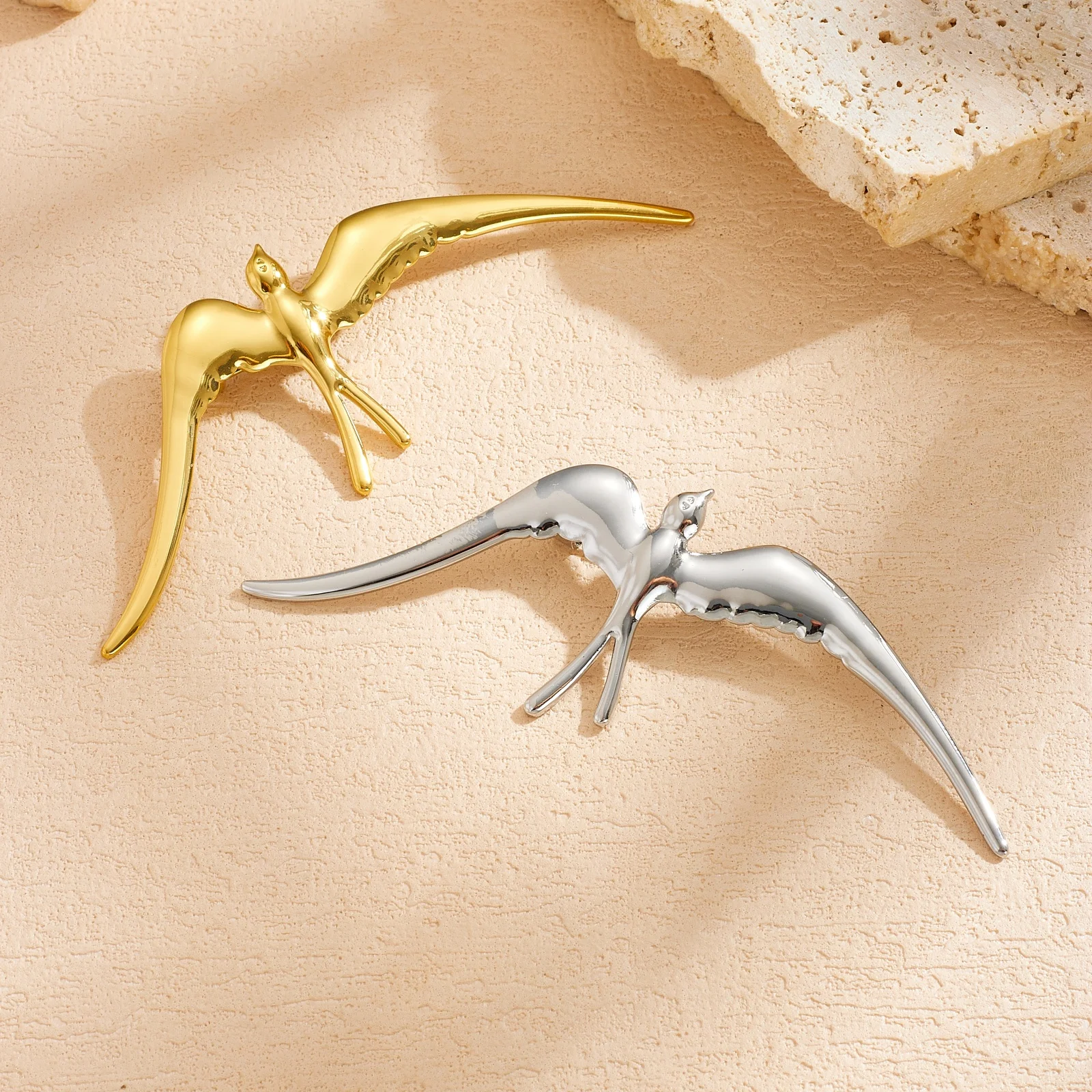 Stainless Steel Trendy Golden Brooch Glossy Metal Bird Swallow Brooch Lady Decoration Brooch Pin Accessories Gift
