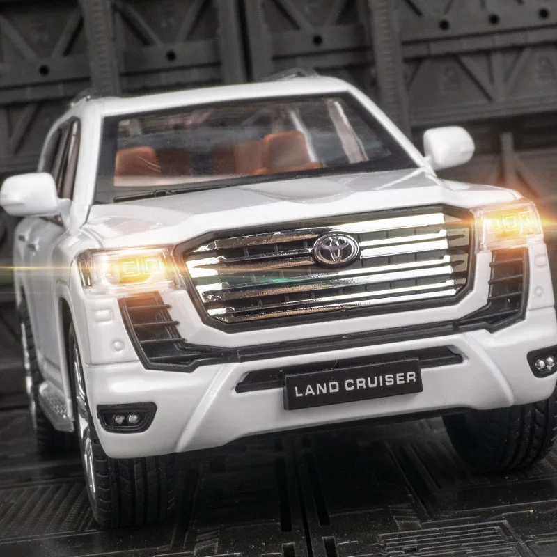 1: 24 simulation 2022 Toyota Land Cruiser LC300 alloy car model doors and the front hood and trunk door can also be opened