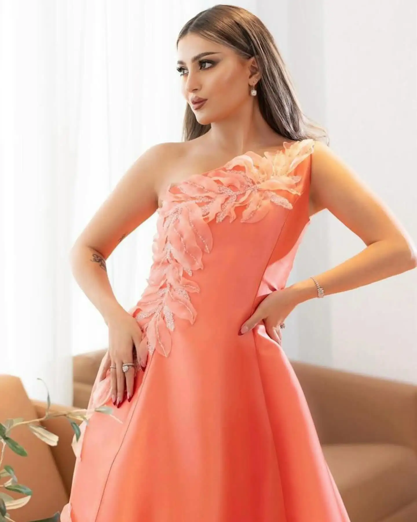 2025 Vestido de fiesta de satén con cuello barco hecho a medida Exquisito vestido de fiesta de manga larga con espalda abierta Apliques Vestido de noche largo hasta el suelo