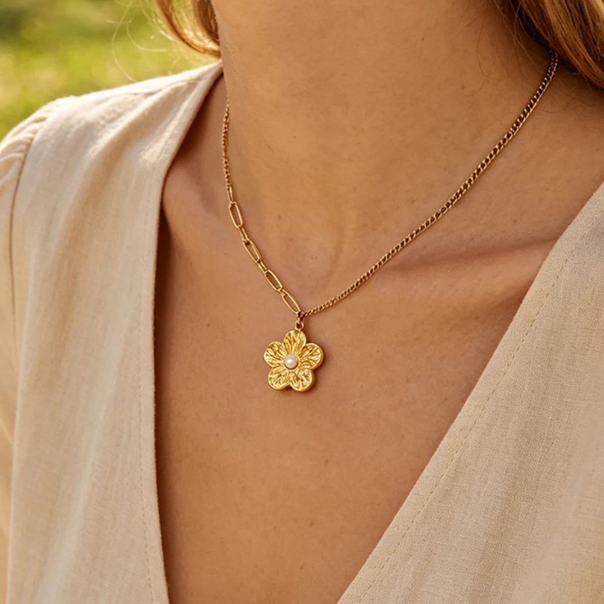 Vintage-Halsketten mit strukturierten Blumen und Kunstperlen für Damen, vergoldeter Edelstahl, Blumen-Halskette, Hochzeitsschmuck, Geschenk