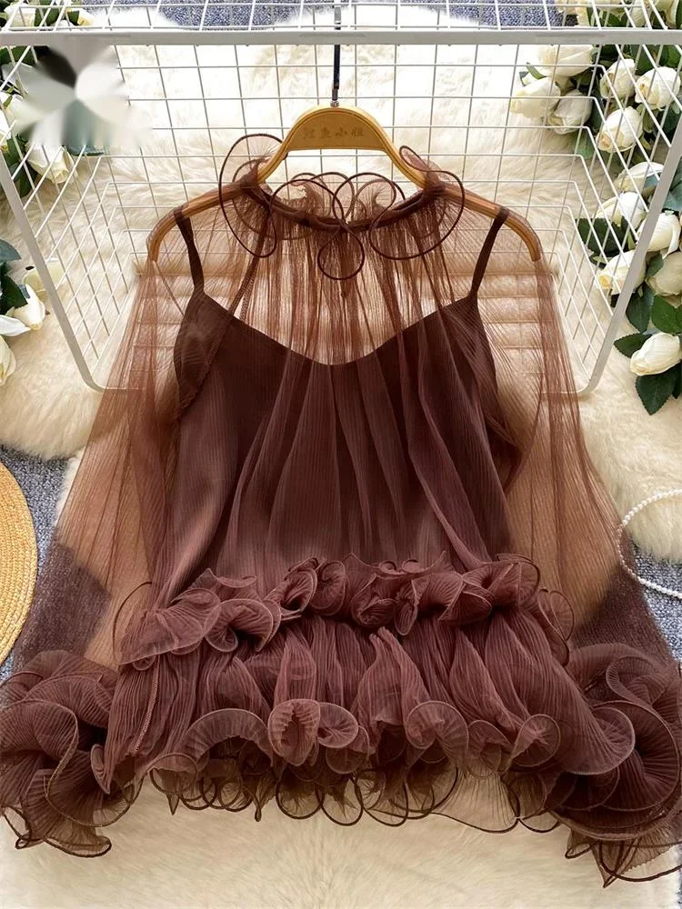 

Модный комплект из 2 предметов: топ с сетчатыми плиссированными оборками и прозрачной многоярусной рубашкой + базовая майка. Женский, французский, элегантный, романтичный.