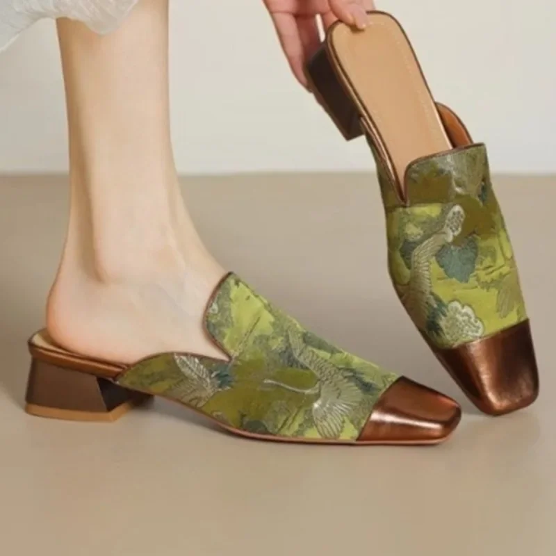 أحذية نسائية ماركة 2025 بمقدمة مغلقة شباشب نسائية موضة الطباعة اليومية الصيف التطريز أفضل بائع عالية الكعب zapatos Mujer