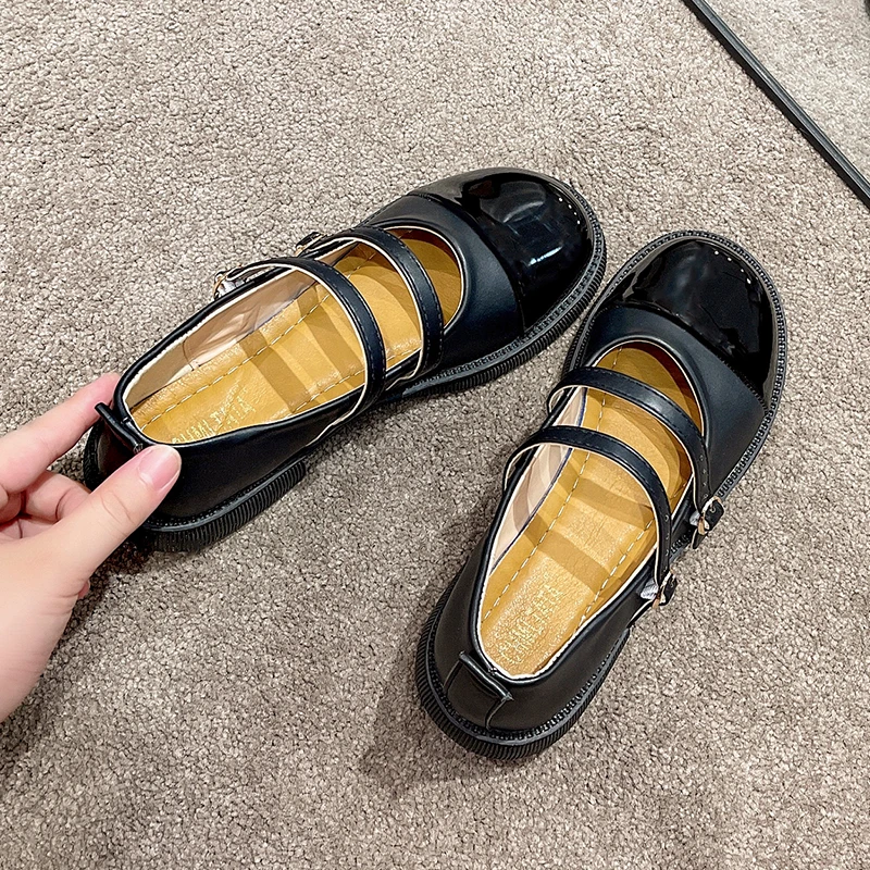 أحذية جلدية صغيرة كلاسيكية لربيع وخريف 2025 طراز جديد، حزام رفيع بمقدمة مستديرة وفتحة مسطحة ونعل مسطح، أحذية نسائية فردية