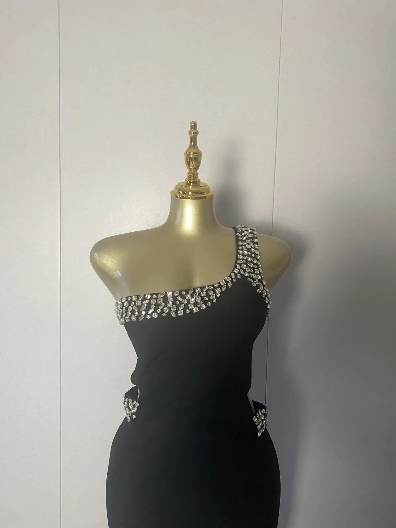 2025年新作 レディース 高級 ワンショルダー ダイヤモンドカットアウト ブラック ボディコンドレス 2025 エレガント イブニングクラブ 高級 バースデーパーティードレス