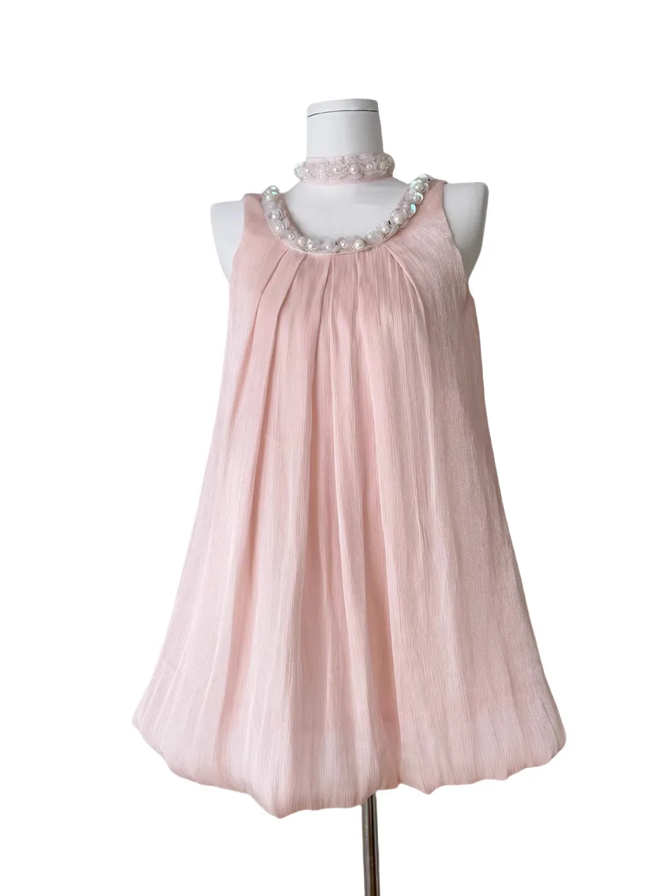 فستان نسائي صيفي فاخر بخيوط لامعة وزخارف ثقيلة، تنورة قصيرة بتصميم A-Line وخصر مرتفع، بلون وردي ناعم مع زخارف على شكل براعم ز...