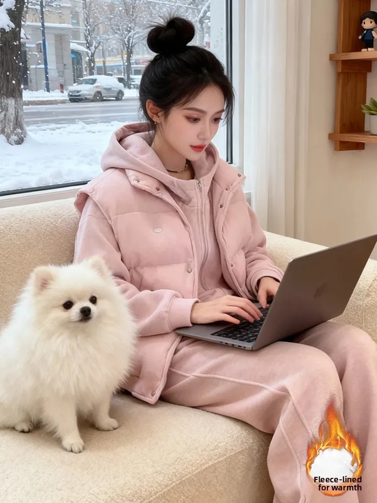 

Женский повседневный комплект из трех предметов: жилет, свитшот и спортивные брюки. Новинка зимы. Удобный, модный дизайн с высокой талией.