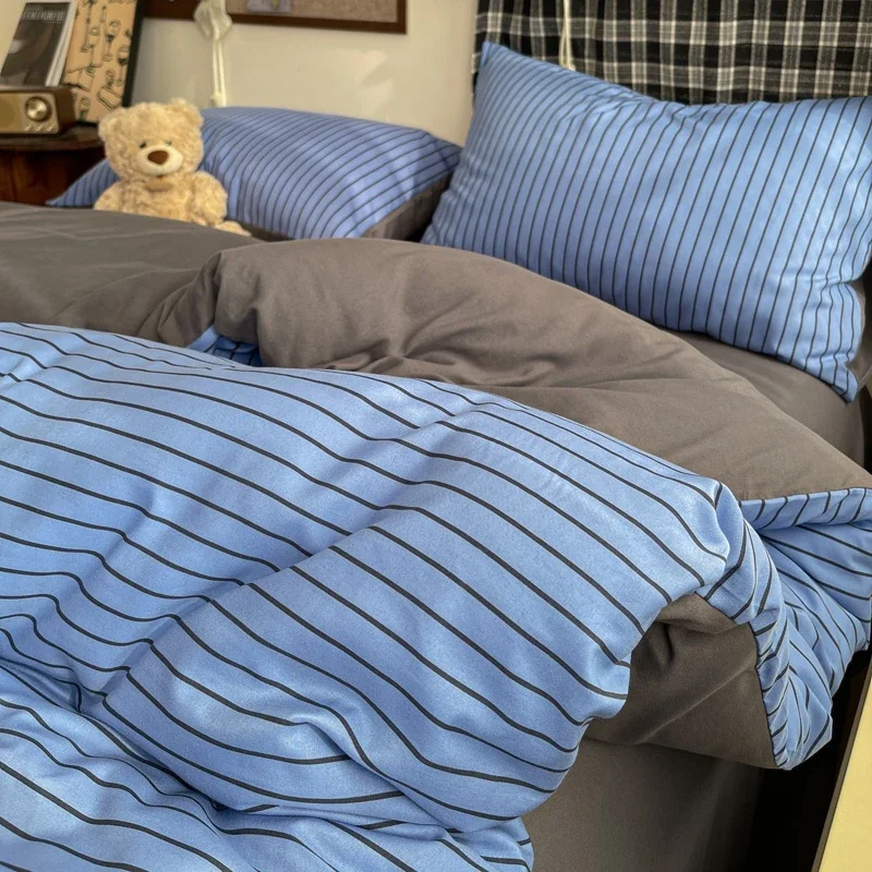 

Three-piece striped checkered down quilt set, including a down quilt cover and a pair of pillowcases (without filling), suitable