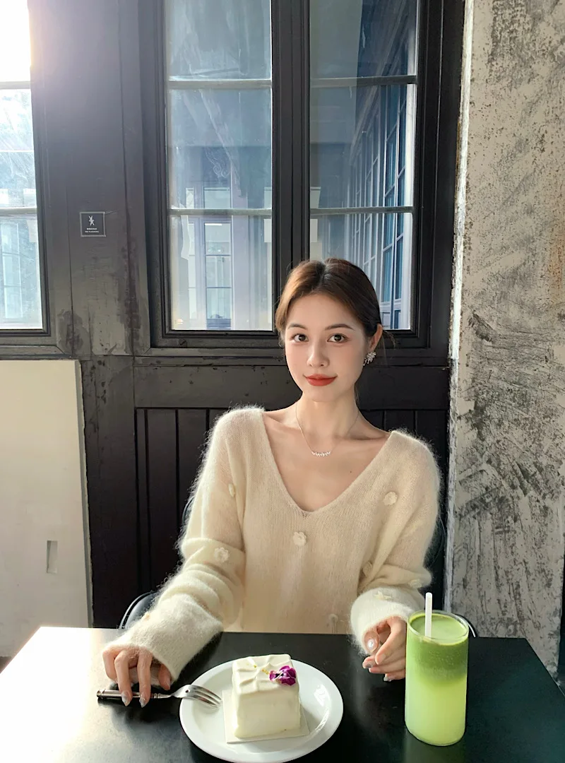 

Вязаный свитер Kumikumi Gentle Wind с V-образным вырезом, ручной вышивкой бисером и цветами, с длинными рукавами, женский, весенний, новый, омолаживающий, универсальный топ