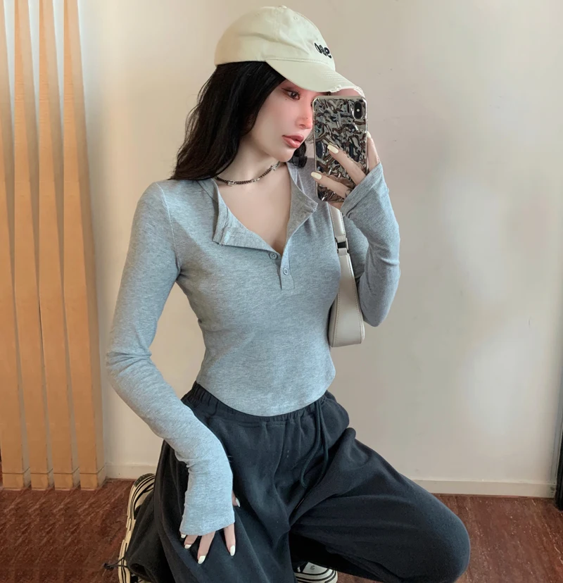 

2023 new fitting suit refers to long-sleeved v-neck breasted bottom shirt for women's T-shirt with exposed navel short top