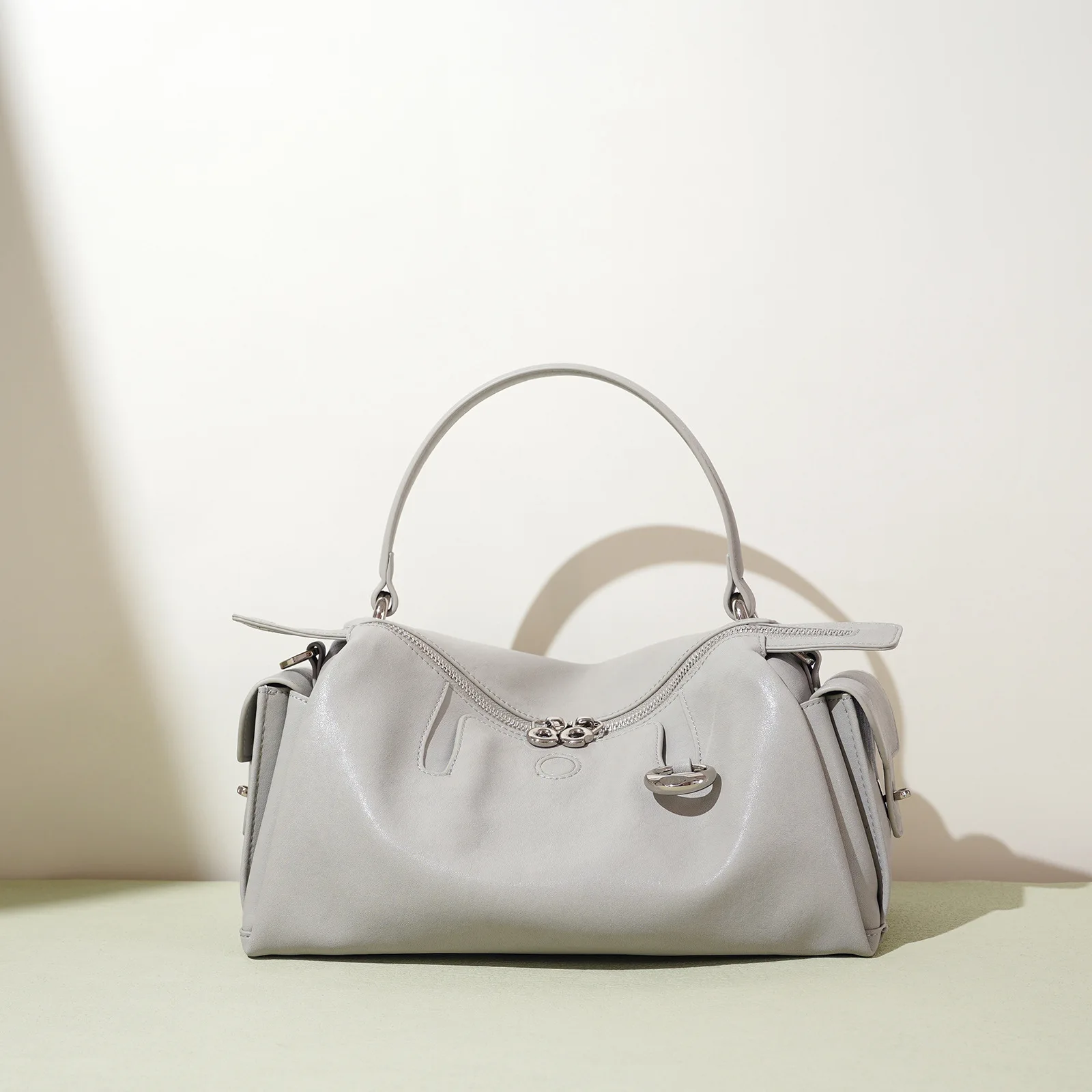 

2025 New Split Leather Fashion Design Pillow Tote Women's Premium Textured Underarm Crossbody Handbag Commuting Essentials