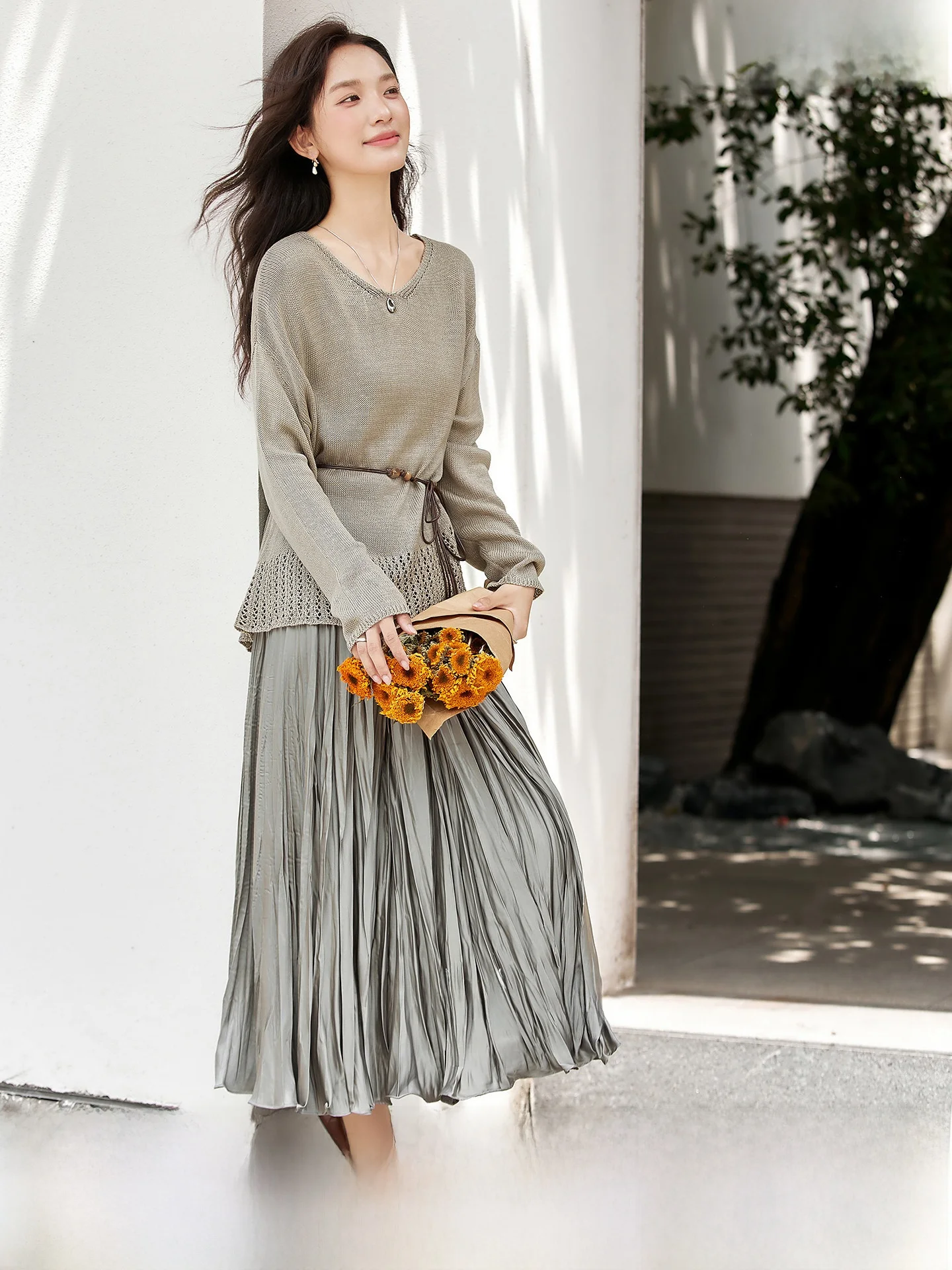 

Женский комплект из двух предметов: вязаный ажурный свитер и юбка миди, повседневный, с высокой эластичностью, средней плотности, с длинными рукавами, V-образный вырез