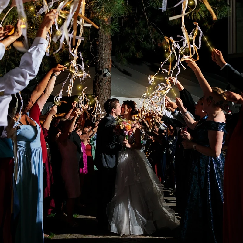 Varitas de boda LED, serpentinas de encaje de cinta con campanas, varita de hadas de seda iluminada, palo de encaje intermitente para favores de