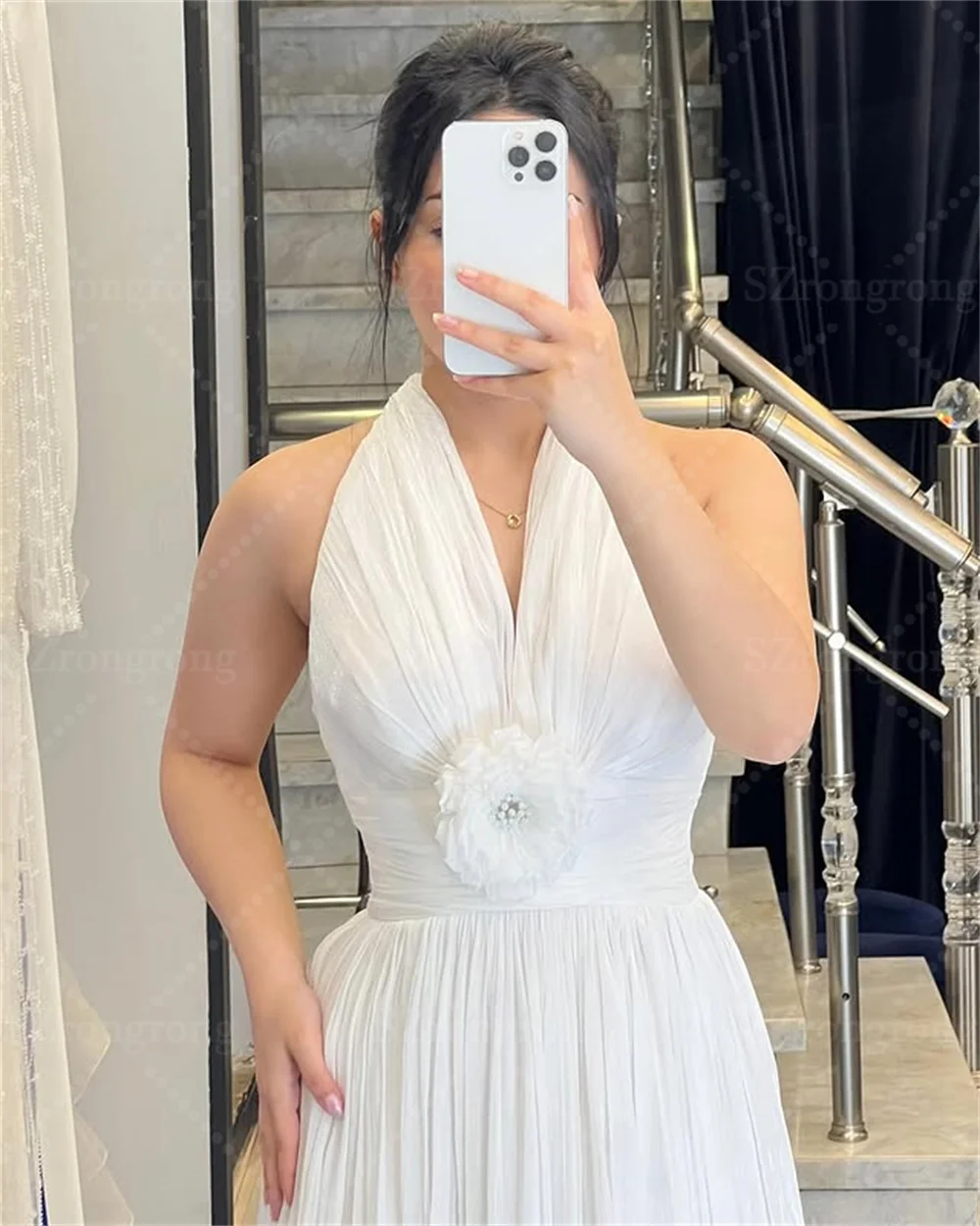 Maßgeschneidertes Neckholder-Chiffon-Plissee-Abendkleid in A-Linie mit handgefertigten Blumen, rückenfrei, bodenlang, Abschlussball-Partykleid mit Schleppe