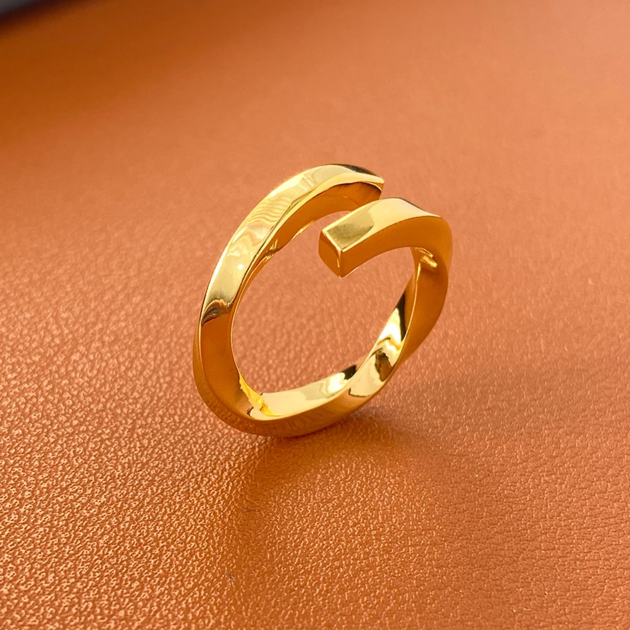 Europe America Simple Gold Twist Charm Ring Woman Famous Designer Brand Jewelry Trendy 2023