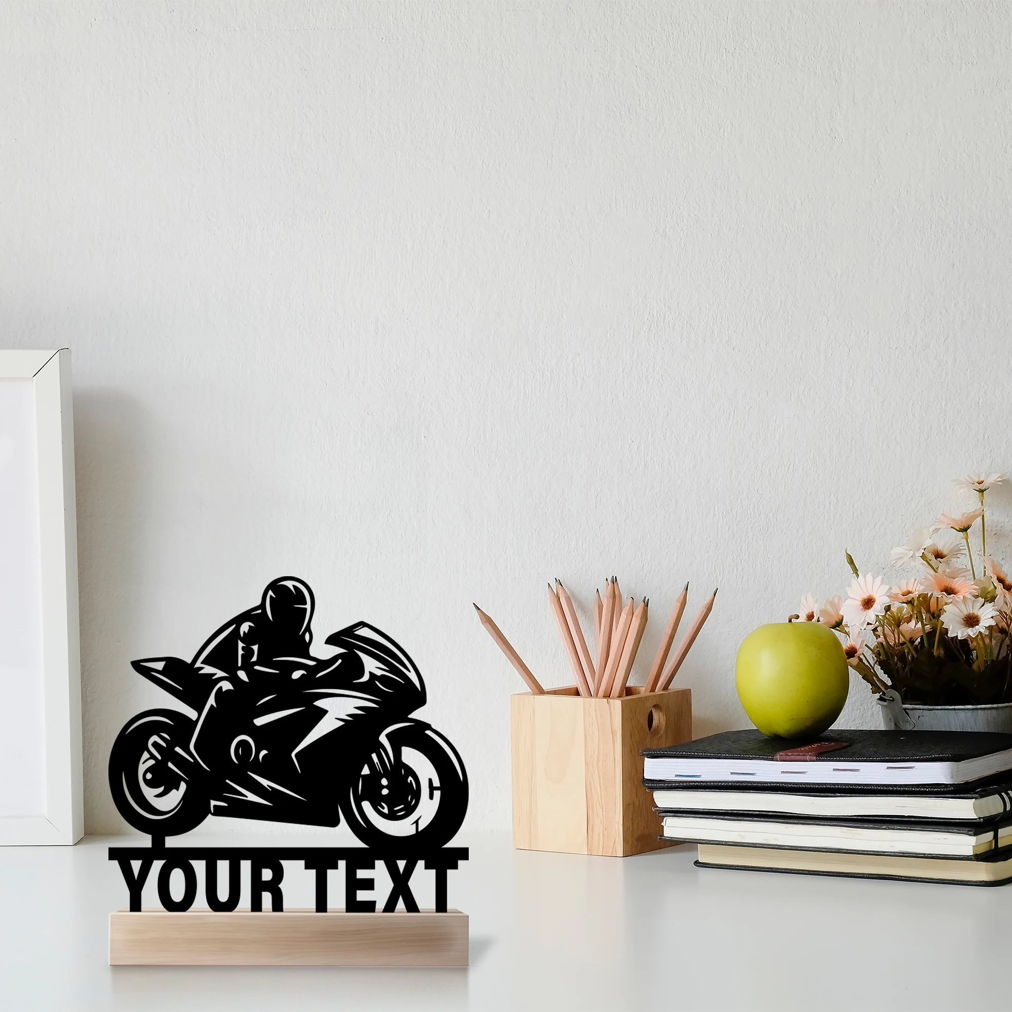 1 szt. Abstrakcyjna statuetka motocyklisty z personalizowanym imieniem, metalowa, z drewnianą podstawą, żelazna ozdoba, rzeźba, figurka artystyczna z drewnianą podstawą.