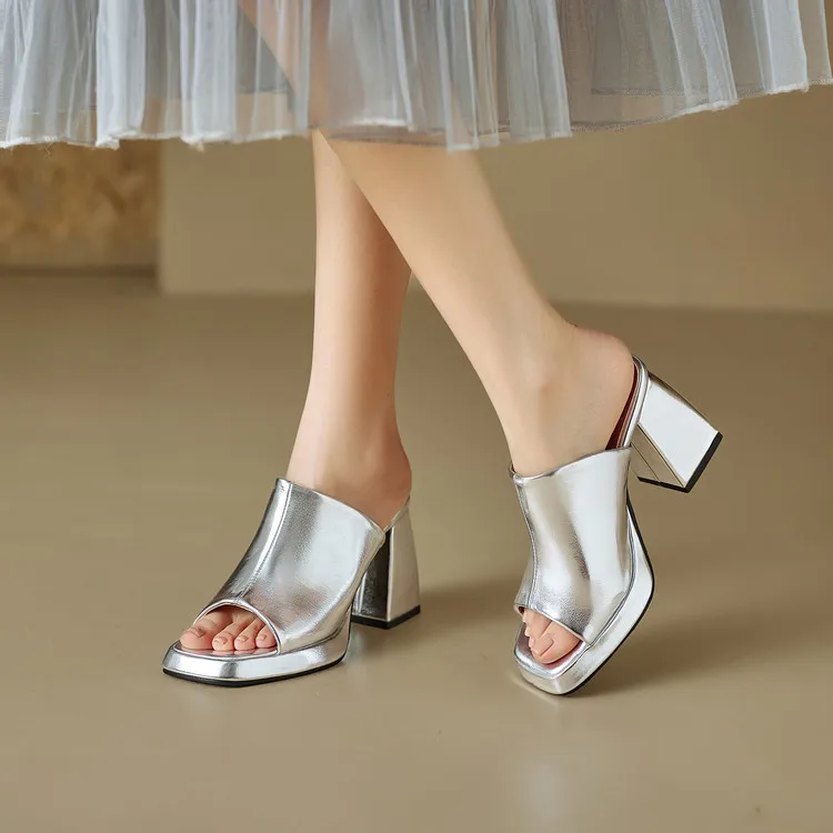 In The Summer of 2026, The New Women's High-heeled Sandals Are Open-toed, and The Simple and Comfortable Slippers Are 32-46.