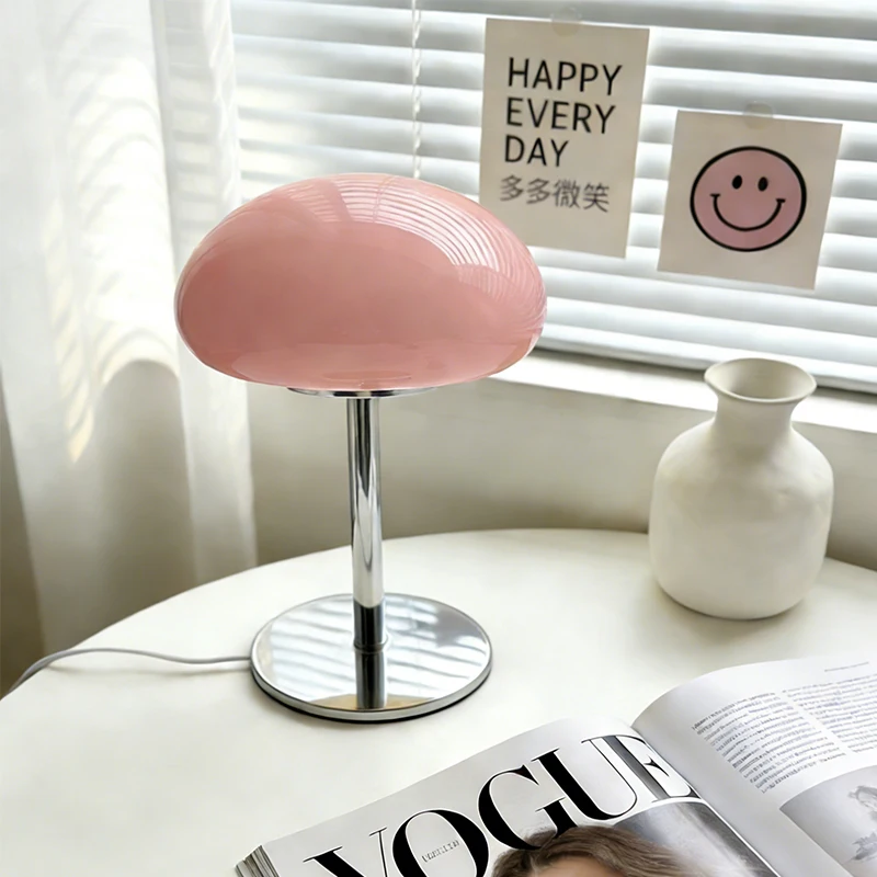 

Металлическая настольная лампа Bauhaus середины века, постмодернистский минималистичный корейский стиль, декоративный окружающий свет для проживания в семье, спальни, прикроватная тумбочка