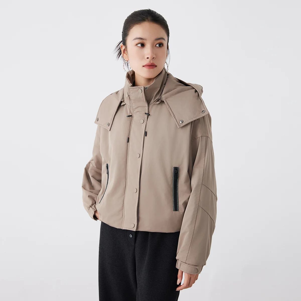 

Куртка женская K2605W: легкая, с капюшоном, короткая, в минималистичном городском стиле, мягкая, структурированная, повседневная верхняя одежда